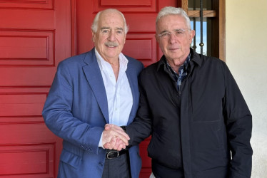 Fotografía tomada de la red social X, de la cuenta oficial de @AndresPastrana_, que muestra a los expresidentes de Colombia, Andrés Pastrana (i) y Álvaro Uribe.