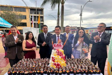  La comunidad se reunió en la Plaza Jorge Robledo para vivir un momento especial de celebración, c