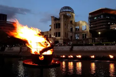 Una antorcha encendida en una zona emblemática de recuerdo a las víctimas de Hiroshima, que este 6 de agosto conmemora los 80 años de la bomba atómica.