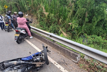 Un conductor perdió el control de su motocicleta, chocó contra el separador y cayó junto a su acompañante a unos arbustos.