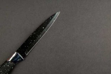 Al parecer, la mujer atacó a su pareja porque lo sorprendió con una amante.