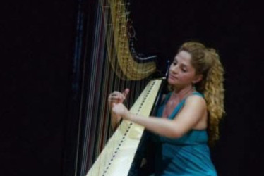 La arpista Mónica Gallego es licenciada en música de la Universidad de Caldas, tiene formación clásica de la Universidad de Nueva York, es compositora especializada en ritmos latinomaericanos y doctora por la Universidad de Burgos de España.