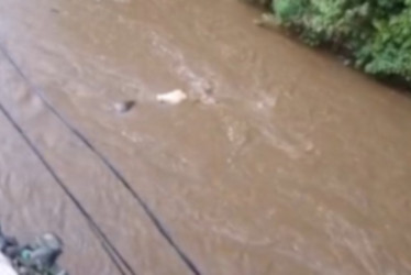 En la tarde del domingo (10 de agosto) habitantes del barrio Rocío Bajo ingresaron al río Consotá para rescatar un cadáver. Las autoridades aún no se pronuncian 