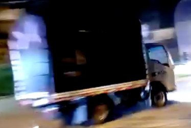 Conductor de camión emprendió la huida, arrolló a dos policías y fue capturado en la vía al Parque Industrial en Pereira 