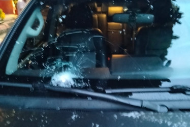 Así quedó la camioneta del representante a la Cámara Julio César Triana tras ser víctima de un ataque en el departamento del Huila.