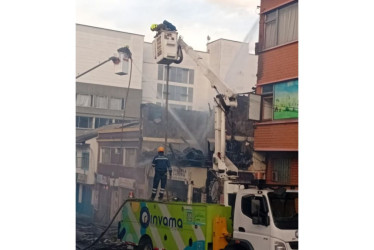 En el incendio en el centro el lunes (11 de agosto), usaron carros canasta del Invama como apoyo.