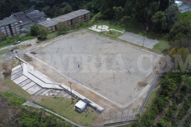 Así se ven desde el aire los trabajos en Betania. La pista de runnig alrededor de la cancha. También hay graderías, terrazas y la adecuación de un mirador.