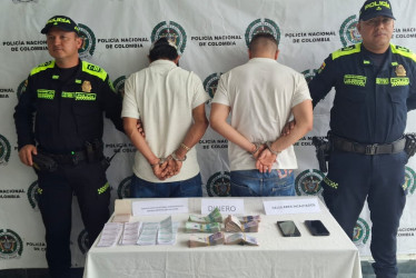 A los dos sujetos capturados en Chinchiná les hallaron cerca de $36 millones que serían producto de la venta de chance ilegal.