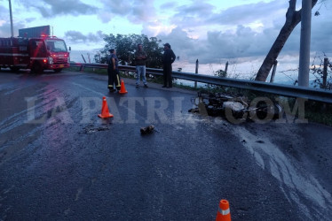 Las llamas alcanzaron las piernas del pasajero y la comunidad lo salvó.