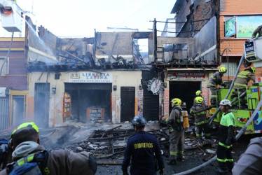 Fotos| Freddy Arango|Luis Trejos y cortesía| LA PATRIA  A las 5:56 de la tarde colapsó la estructura en su fachada y por poco cae sobre una persona del Invama.