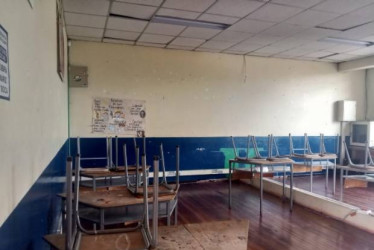El 22 de mayo pasado hubo un cese de actividades de los docentes en el colegio Adolfo Hoyos Ocampo, en Manizales. También hubo plantones para exigir la permanencia de la secretaria. Y el 30 de mayo no hubo clases, por le mismo motivo.