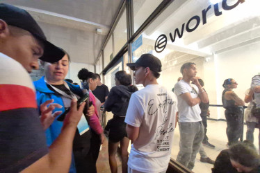 Ciudadanos se agolpan a las afueras de una oficina a la espera de registrarse para obtener las criptomonedas.