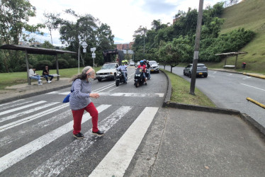 LA PATRIA visitó tres puntos de la avenida Kevin Ángel de Manizales, donde antecedentes y quejas ciudadanas ponen en evidencia dificultades para peatones. Las dificultades, en video.