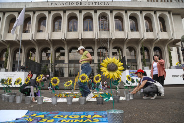  Organizaciones civiles de mujeres realizan un acto de apoyo a familiares y sobrevivientes del incendio ocurrido en el refugio Hogar Seguro Virgen de la Asunción este martes, a las afueras del Palacio de Justicia, en Ciudad de Guatemala