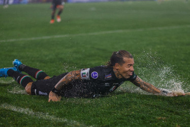 Dayro Moreno le marcó tres goles a Huracán en la serie de octavos de final de la Copa Sudamericana. Acá, celebra su doblete en Argentina. Es el goleador del torneo continental y le valió su convocatoria a la Selección Colombia.