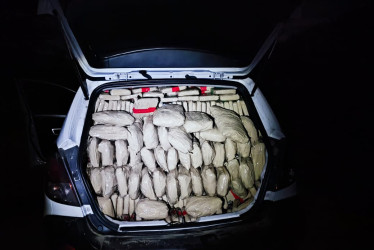 Durante un control rutinario, se ordenó la señal de pare a una camioneta Chevrolet Captiva, que transitaba por la vereda Molina, zona rural de Obando.