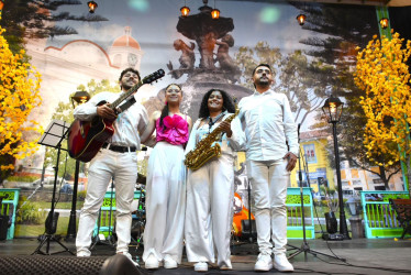 El Ensamble Majo Henao & Agua Bendita está compuesto por el guitarrista Jean Said Arias, la vocalista María José Henao, la saxofonista Stefany Díaz y el percusionista Santiago Estrada. 