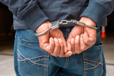 El juez consideró que no se configuraba el delito imputado, sino que esta situación debía resolverse por vía disciplinaria o mediante la revocatoria de la detención domiciliaria que tenía por hurto.