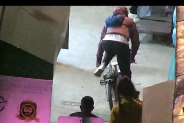 El de la bicicleta fue el que le compró el bazuco a Kimberly.