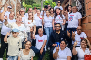 El grupo de líderes comunales de Chinchiná que recibirán su certificado por por competencias laborales.