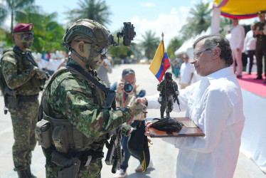 El presidente, Gustavo Petro (d), recibe la figura de un soldado durante un acto de conmemoración del aniversario de la Batalla de Boyacá este jueves, en Leticia (Colombia). Petro decidió realizar la conmemoración de la Batalla de Boyacá en Leticia para reivindicar la soberanía nacional en una parte del río Amazonas en medio de un reclamo territorial a Perú.