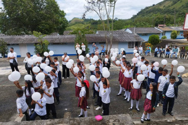 El lunes, la comunidad educativa se reunió para rendir homenaje a Maité.
