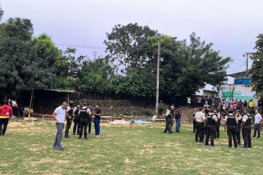 La cancha en la que ocurrió el asesinato de tres personas en Ecuador.