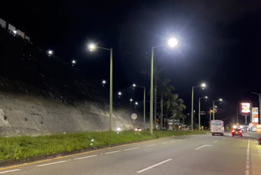 La Gobernación de Caldas anunció que la vía Panamericana, entre Manizales y Villamaría, estrena iluminación gracias a lucha ciudadana que duró 15 años.