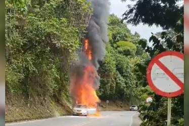 El carro incendiado.