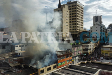  Incendio sobre librerías en el sector del Inurbe, por la carrera 21. 