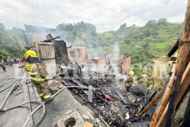 Así quedaron las casas incendiadas en el barrio Galán de Manizales. El Cuerpo de Bomberos rescató ocho gallinas, un gato y un perro.