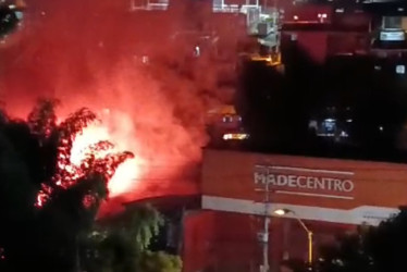 En el barrio San Joaquín varias máquinas de bomberos intentan controlar un incendio 