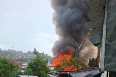 Bomberos y habitantes del sector intentan controlar las llamas