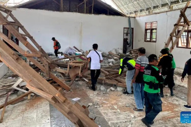 Varios feligreses fueron alcanzados por la caída de madera y bloques de hormigón en la iglesia