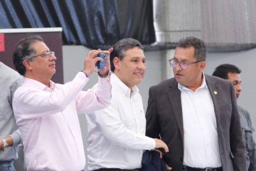  Foto I Archivo I LA PATRIA  El presidente, Gustavo Petro, y el entonces ministro Tic, Mauricio Lizcano, impulsaron y apoyaron con plata la facultad de Inteligencia Artificial e Ingenierías, de la U. de Caldas. Los acompaña el rectopr, Fabio Arias.