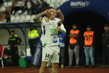 Jefry Zapata, delantero del Once Caldas, celebró un gol con el baile viral "aura farming". En esta imagen está acompañado por Juan Felipe Castaño, segundos después de hacer los movimientos de TikTok.
