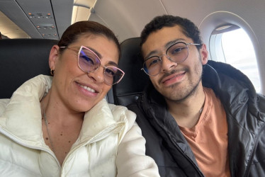Juan Esteban Izquierdo junto a su madre, Sirley Moreno. El joven falleció en Manizales a causa de un cáncer que le empezó en el 2020.