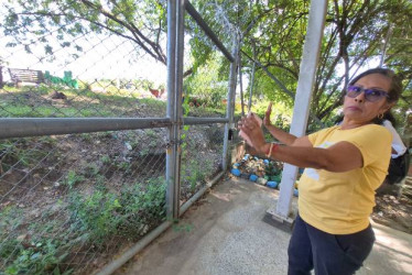 La rectora del colegio El Carmen, de La Dorada, Yanet Plata, muestra una puerta vulnerable a la inseguridad en la sede Antonio Nariño, víctima de robos constantes.