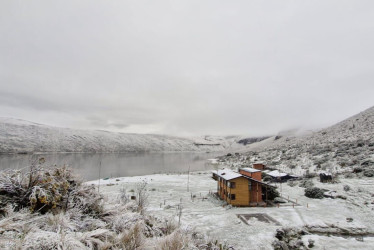 Laguna del Otún este sábado (9 de agosto) cubierta de blanco.