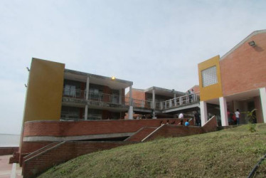 Foto I Tomada del Facebook Egresados I.E. El Llano I LA PATRIA  En el occidente de Caldas celebran los 25 años de un colegio que contó con múltiples personajes para llegar a nacer y convertirse en un referente de la región. Por eso, festejan unidos