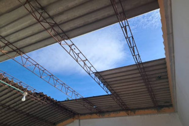 “Fue un viento muy fuerte, nunca habíamos visto algo así”, contó el rector, quien confirmó la suspensión de clases mientras se evalúan las afectaciones y se coordinan las reparaciones.