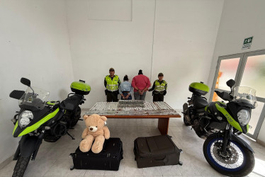 En la vía Cerritos de Pereira fueron capturadas dos mujeres con detonadores escondidos en maletas y buses