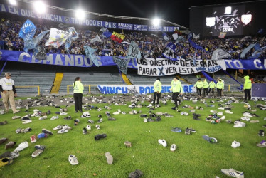 el minuto 50, cuando Unión Magdalena marcó su segundo gol y comenzó la protesta: en la tribuna norte arrojaron centenares de zapatos