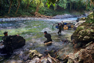Las autoridades destruyeron las dragas halladas en Samaná.