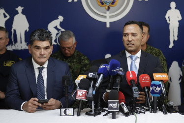 El procurador general, Gregorio Eljach (i), y el ministro de Defensa de Colombia, Pedro Sánchez, asisten a una rueda de prensa este martes, en Bogotá (Colombia). Sánchez informó que 34 militares fueron secuestrados.