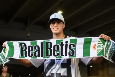 El marmateño Nelson Deossa jugará hasta el 2030 en el Real Betis de España. El club anunció su fichaje con un video similar a la polémica revelación de una infidelidad en un concierto reciente de Coldplay.