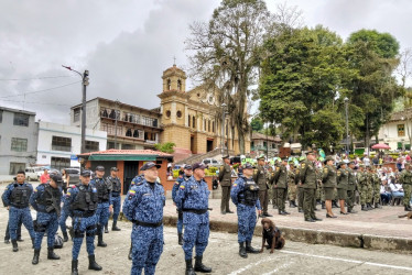 El desfile del 7 de Agosto en Pácora incluyó la participación activa de la comunidad y destacó la unidad del pueblo.