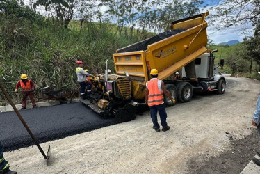 Cargada de demoras: a los retrasos para pavimentar la vía Arma - La Pintada, que suma 1 año y 5 meses de retraso, se suman las denuncias de impagos a dos extrabajadores del Consorcio Aguadas Vial. Un concejal anuncia acciones legales contra el contratista.