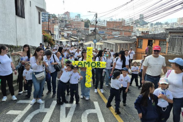  El colegio Seminario Redentorista este viernes en su peregrinación por el barrio Fátima de Manizales.