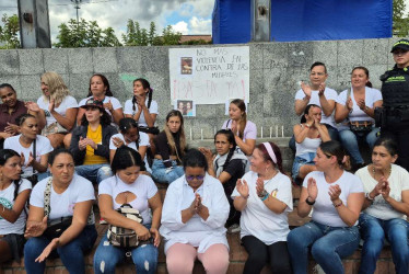 Trabajadoras sexuales del sector de la Galería, en Manizales, se reunieron en la Plaza Alfonso López para rechazar la violencia contra las mujeres.